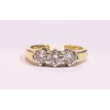 AN 18CT YELLOW GOLD 3 STONE DIAMOND RING, 1.00ct