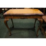 A VERY FINE WALNUT FOLD OVER CARD TABLE, with gadrooned rim of foliage detail, raised on cabriole