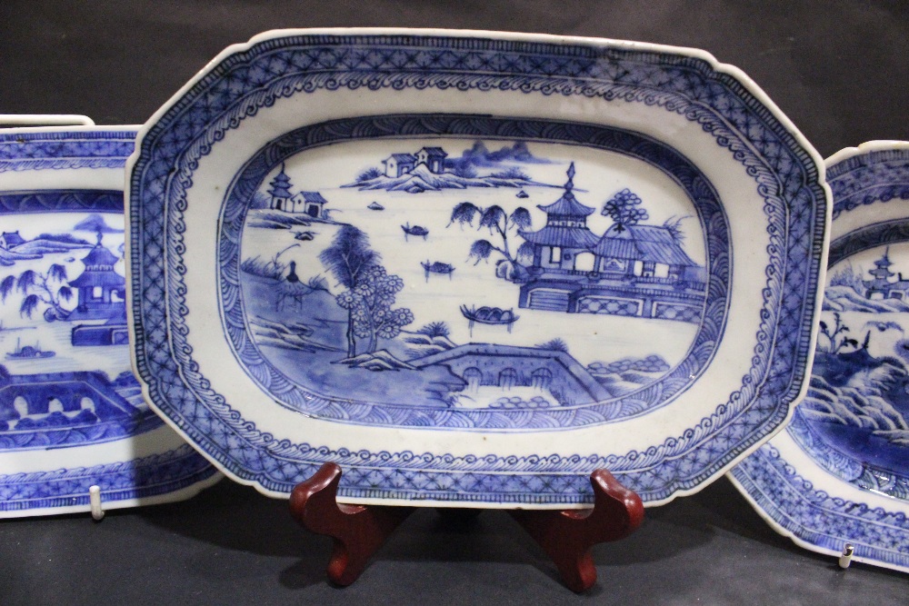 A COLLECTION OF 19TH CENTURY CHINESE EXPORT WARE (5) Serving dishes, includes one labelled ' - Image 8 of 16