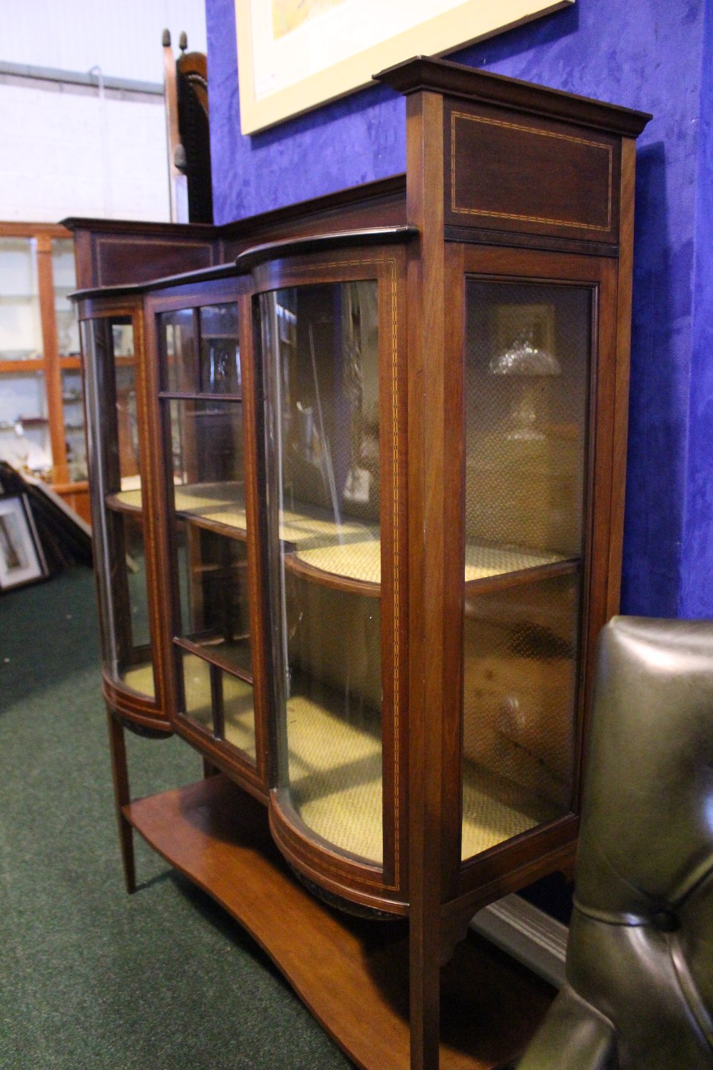 AN EDWARDIAN SERPENTINE SHAPED GLAZED DISPLAY CABINET, with raised inlaid 3/4 gallery, glazed - Image 2 of 3