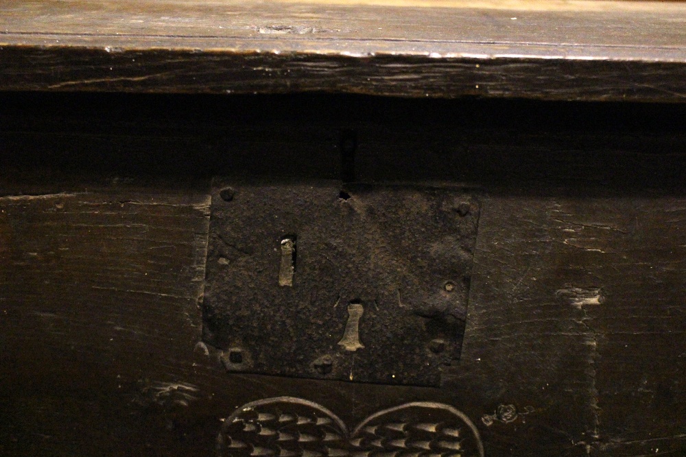 AN OAK COFFER CHEST / MARRIAGE CHEST, with carved initials to the front and a love heart motif to - Image 4 of 7