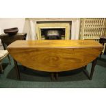 A VERY FINE MAHOGANY DROP LEAF HUNTS TABLE, with double gate leg on both sides