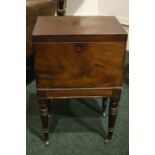 A VERY GOOD CELLARET / CADDY STAND, with hinged top, compartmented interior, with a pierced lift out