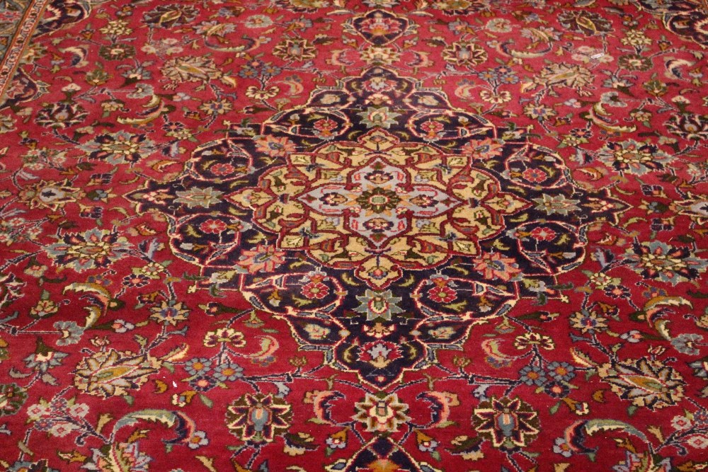 A LARGE PERSIAN ‘MESHED’ FLOOR RUG, with central medallion motif, in excellent condition, 11ft x 8ft - Image 2 of 3