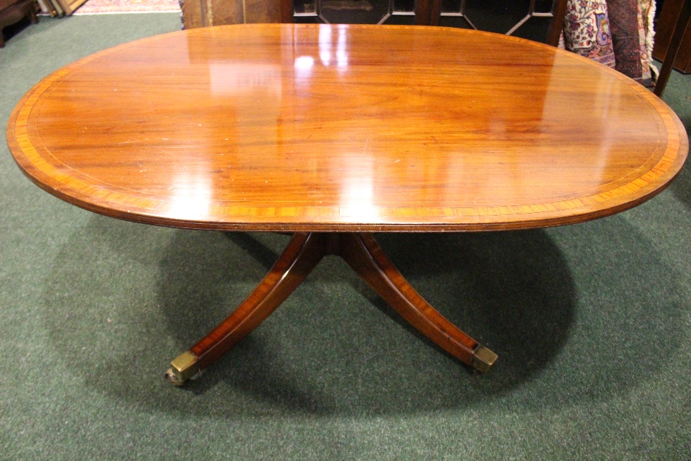 A LOW RISE REGENCY COFFEE TABLE, with crossbanded top, raised on a turned column support with four - Image 2 of 4