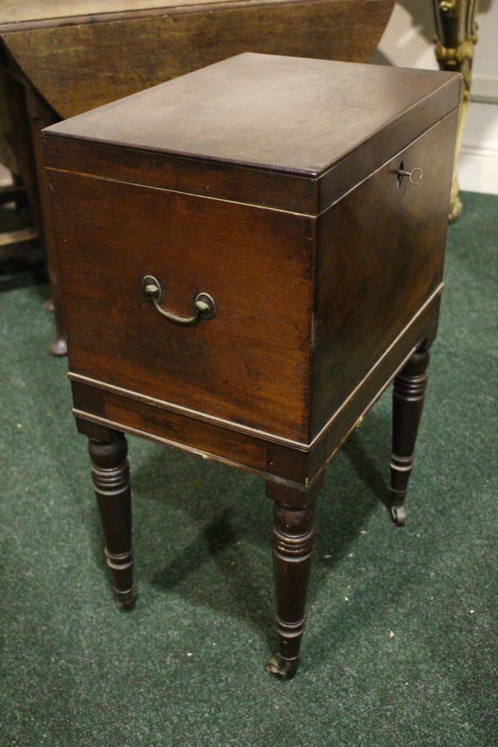 A VERY GOOD CELLARET / CADDY STAND, with hinged top, compartmented interior, with a pierced lift out - Image 2 of 4