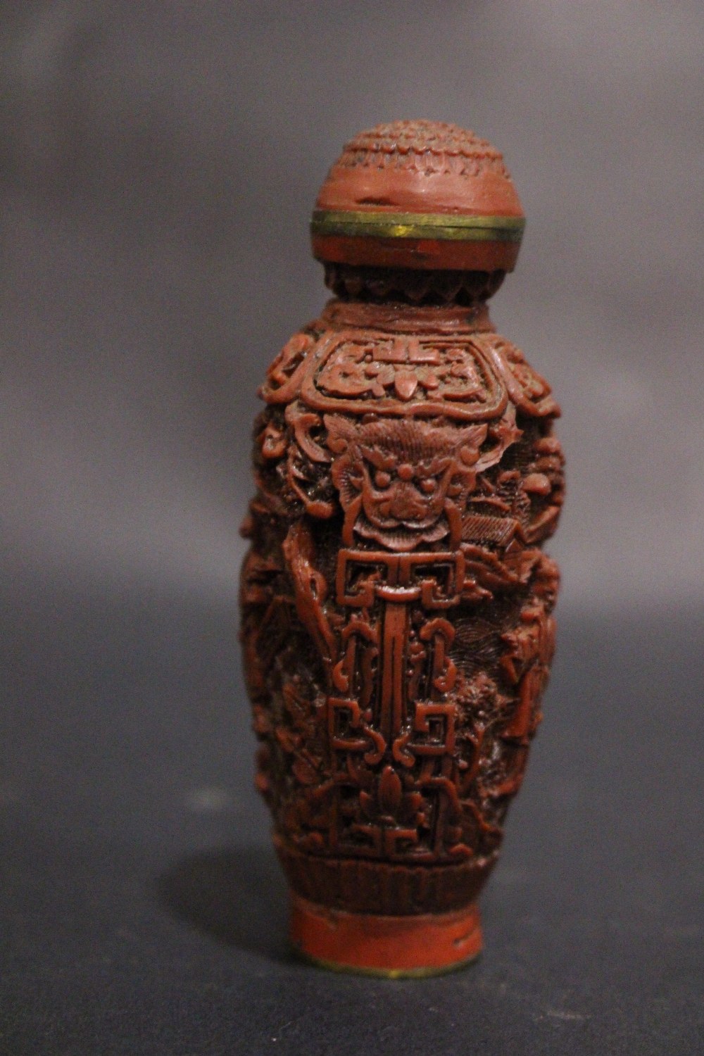 A CARVED CINNABAR & BRASS SNUFF BOTTLE, with inlaid brass character marks to the base, decorated - Image 5 of 7