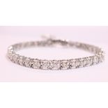 A STUNNING 18CT WHITE GOLD DIAMOND TENNIS BRACELET, 5.88cts diamonds