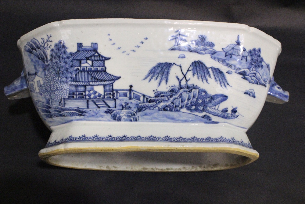 A LARGE 19TH CENTURY CHINESE EXPORT WARE TERRIN DISH, with lid, having blue & white 'Willow Pattern' - Image 6 of 6