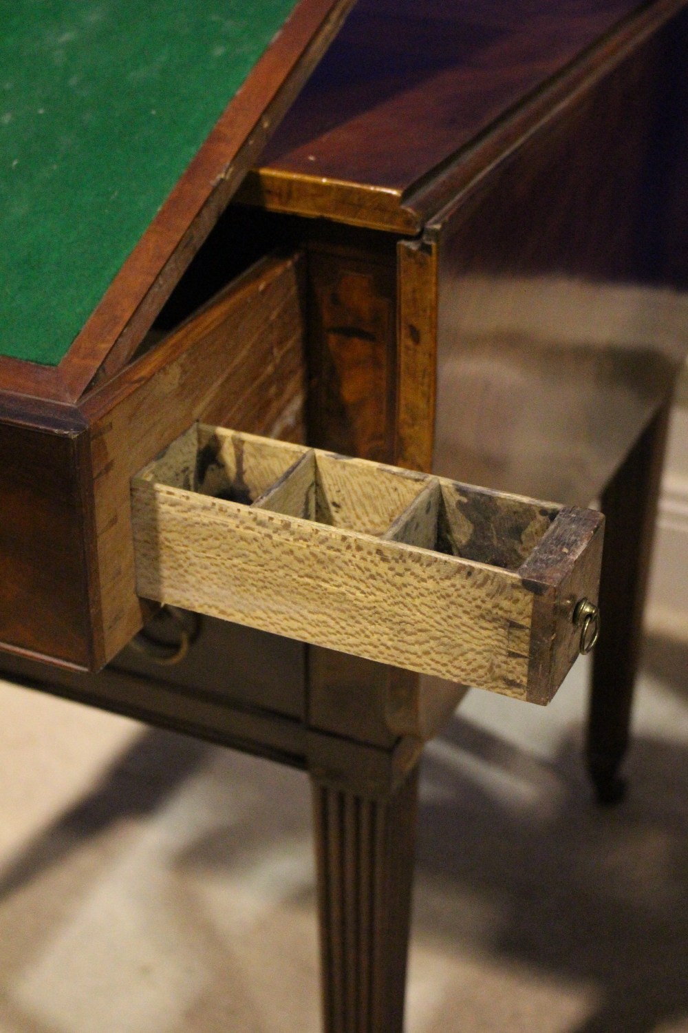 A VERY FINE EARLY 19TH CENTURY CROSSBANDED DROP LEAF WRITING TABLE, with a single drawer on each - Image 6 of 6