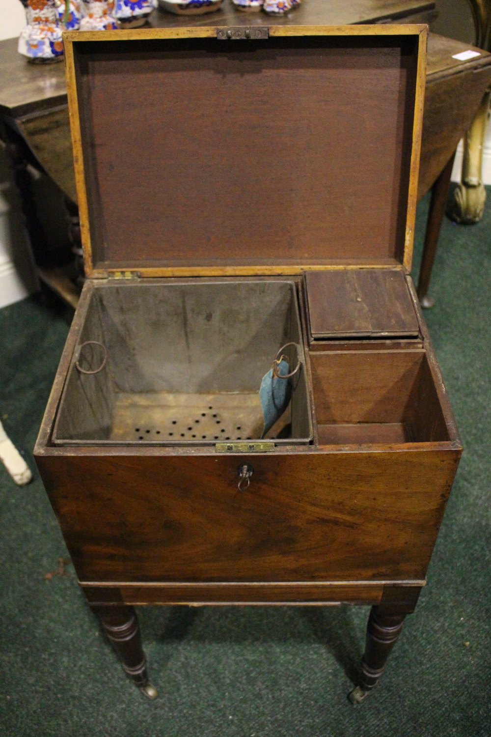 A VERY GOOD CELLARET / CADDY STAND, with hinged top, compartmented interior, with a pierced lift out - Image 3 of 4