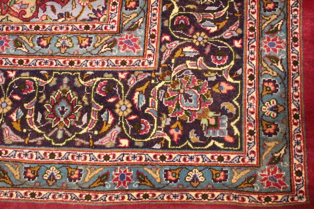 A LARGE PERSIAN ‘MESHED’ FLOOR RUG, with central medallion motif, in excellent condition, 11ft x 8ft - Image 3 of 3