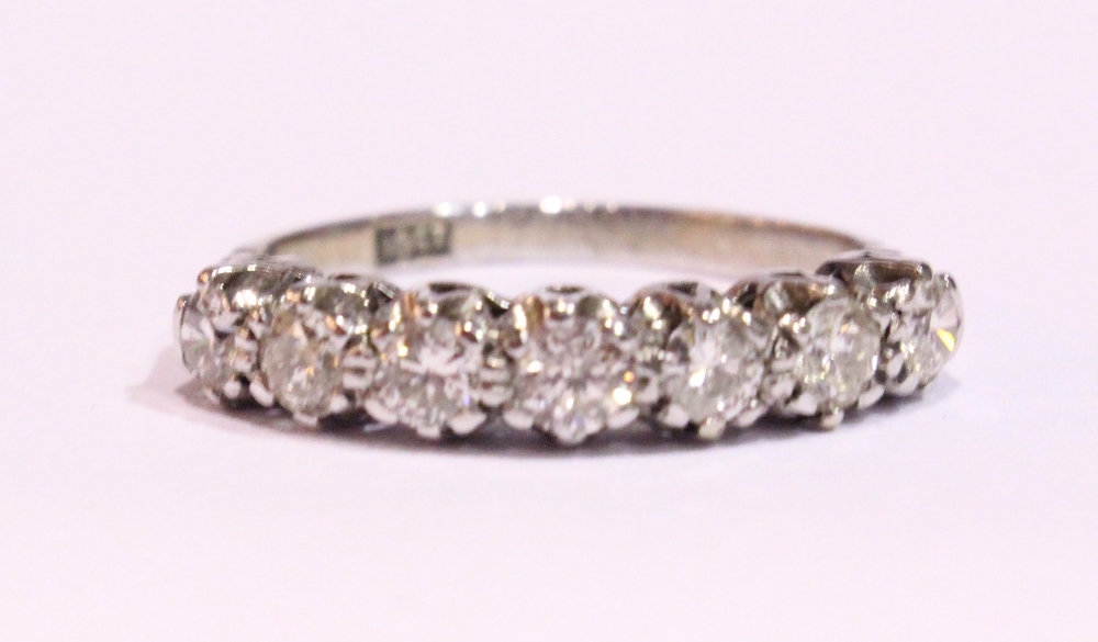 AN 18CT WHITE GOLD 7 STONE DIAMOND RING, 1.50 cts