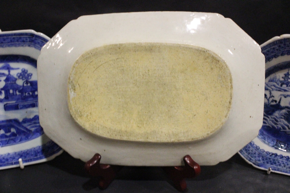 A COLLECTION OF 19TH CENTURY CHINESE EXPORT WARE (5) Serving dishes, includes one labelled ' - Image 10 of 16