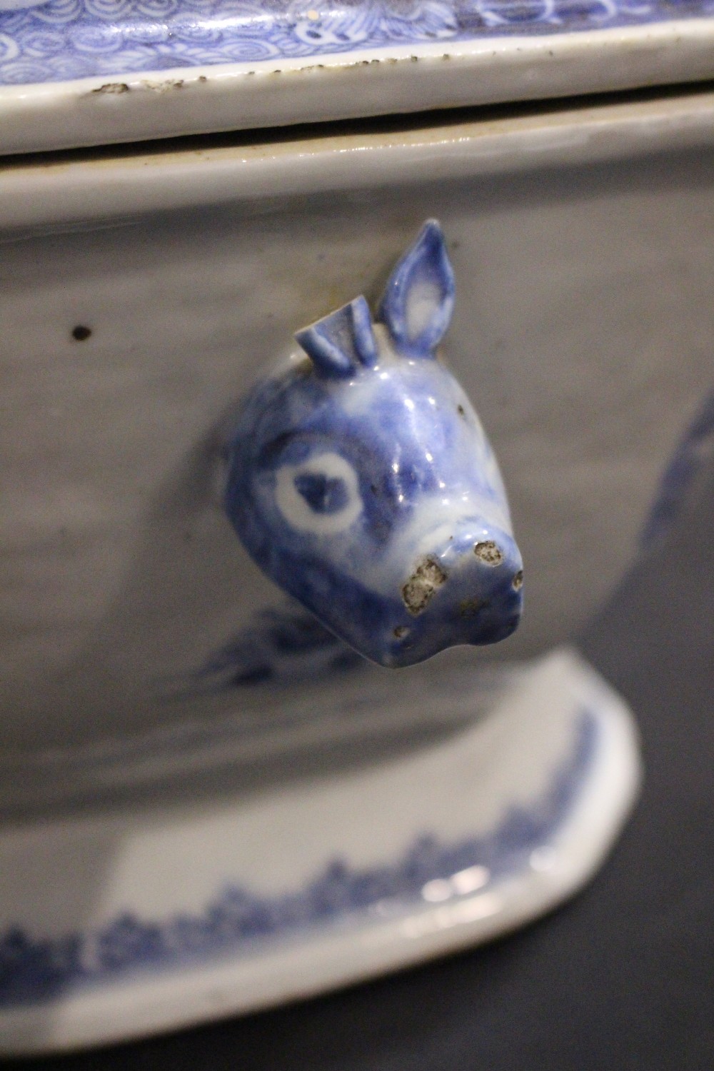 A LARGE 19TH CENTURY CHINESE EXPORT WARE TERRIN DISH, with lid, having blue & white 'Willow Pattern' - Image 3 of 6