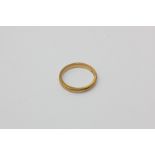 A 22ct gold wedding ring 5g