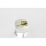 A diamond ring set with eight graduated stones in 18ct yellow gold