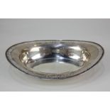 An Edward VII silver oval dish with pierced decorative border, maker Atkin Brothers, Sheffield 1907,