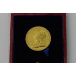 A gold Victoria 1897 commemorative medal, small size, in fitted case, 12.8g, 24.3mm