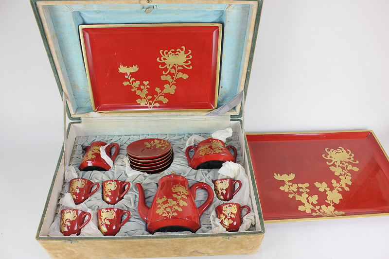 A Chinese cinnabar and gilt lacquered tea set, decorated with chrysanthemum, comprising tea pot,