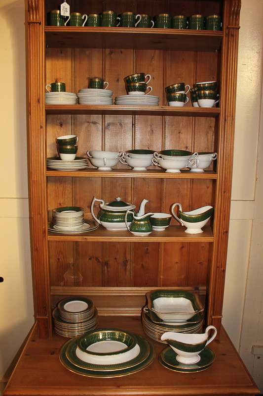 An extensive Spode Royal Windsor part dinner and tea service comprising approximately 110 pieces