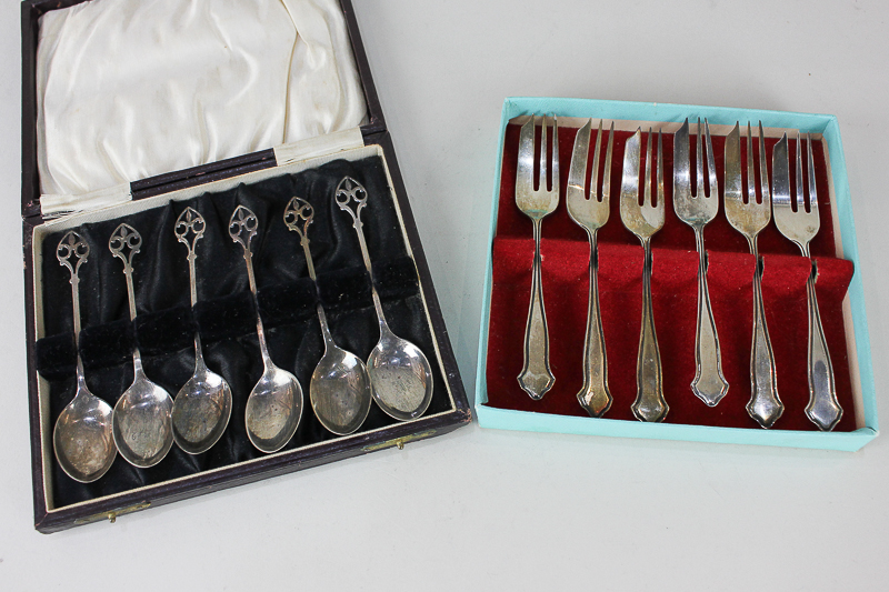 A set of six George V cased silver coffee spoons with pierced heart shape terminals, maker Docker