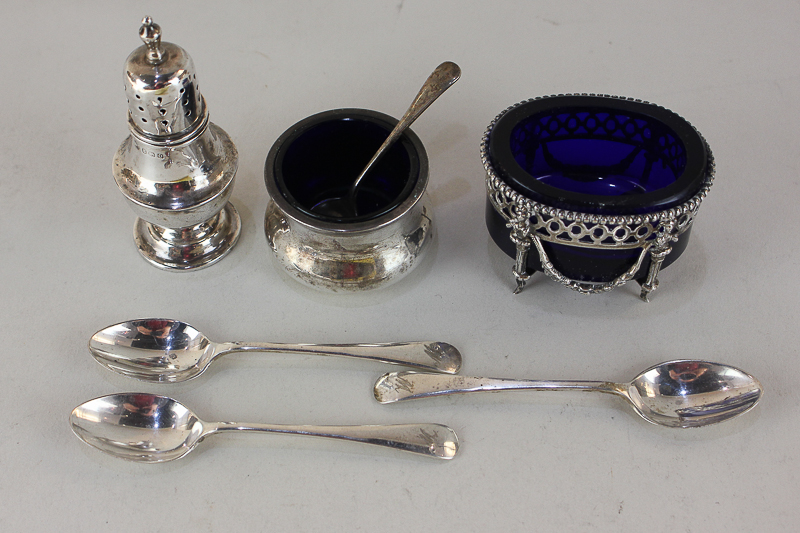 A George V silver pepperette, baluster shape, and a circular salt cruet with blue liner, Chester