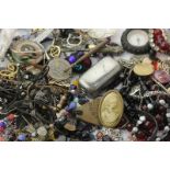 A quantity of costume jewellery