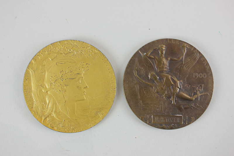 Two 1900 Paris Exposition Universelle medals comprising one gilt bronze, in original leather case, - Image 2 of 2