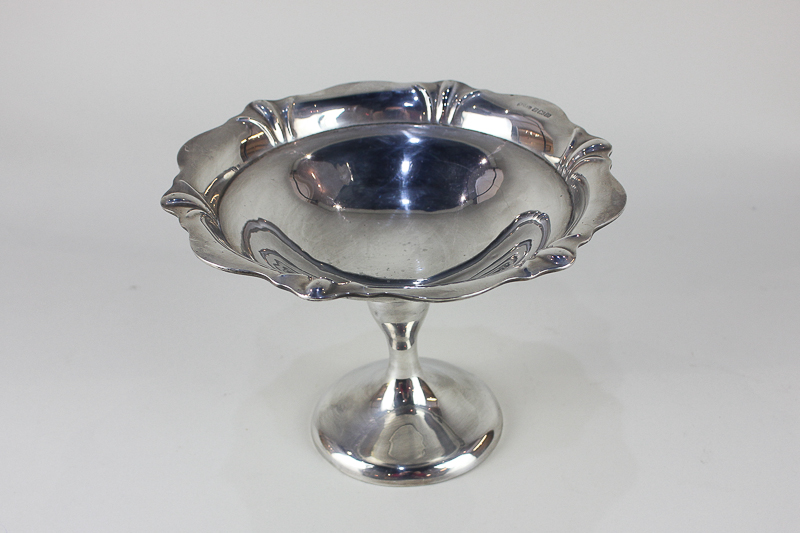A George V silver pedestal dish, maker Joseph Gloster Ltd, Birmingham 1928, 9oz