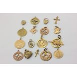 Fifteen gold pendants (mixed carats), 28.9g, and two gilt pendants