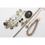 A pietra dura floral brooch, a 9ct gold chain, and miscellaneous items