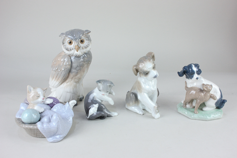 A Lladro model of a dog with a snail, 13cm, and a cat with a mouse, cm, together with a Nao model of