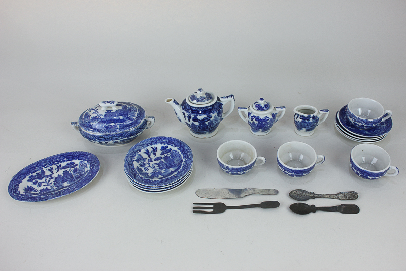 A 20th century Japanese porcelain doll's dinner and tea set in blue and white willow pattern,