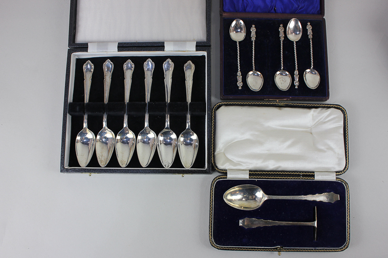 A George V cased silver christening set comprising spoon and pusher, Sheffield 1931, and a cased set