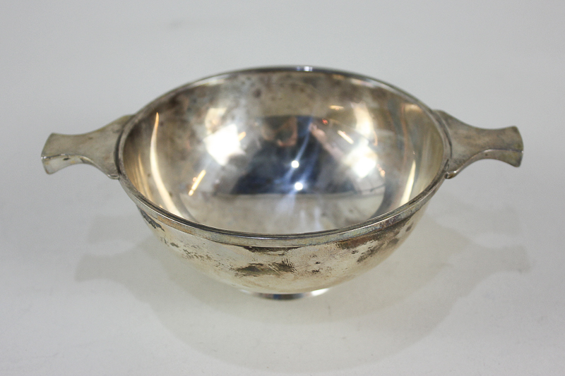 An Elizabeth II silver quaich, maker Walker & Hall, Sheffield 1960, in Langfords box, 3.5oz