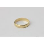 An 18ct yellow gold wedding ring, 3.2g