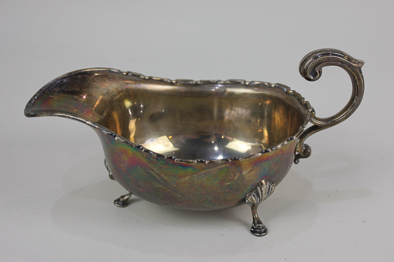 An Edward VIII silver sauce boat, makers Adie Brothers Ltd, Birmingham 1937, 3.5oz