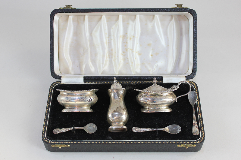 An Elizabeth II silver cased cruet set, makers William Suckling Ltd, Birmingham 1957, with two