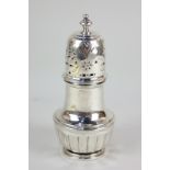 An Edward VII silver sugar shaker, maker Marples & Co, Birmingham 1904, 6oz