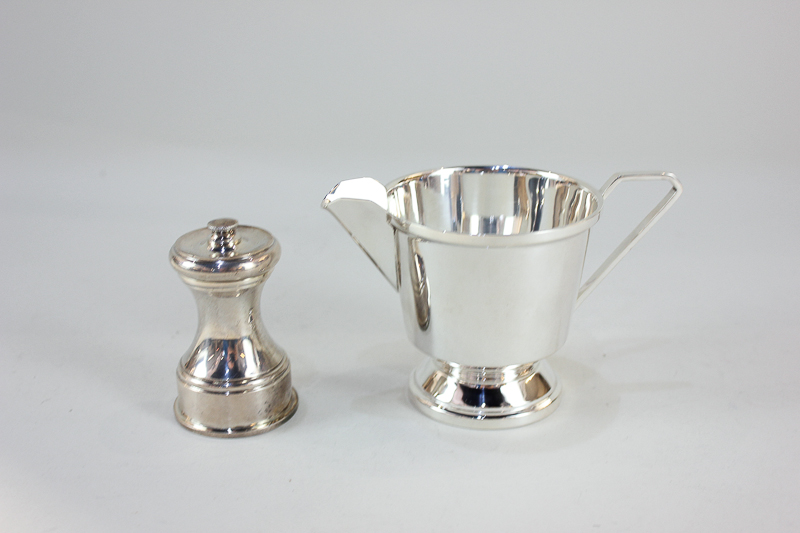 An Elizabeth II silver pepper mill, makers William Comyns & Sons Ltd, London 1977, and an A L