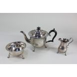An Edward VII silver three-piece tea set, makers Robert Pringle & Sons, London 1907, 25.5oz