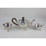 A George V silver three-piece tea set, makes George Unite & Sons, Birmingham 1915, 19oz