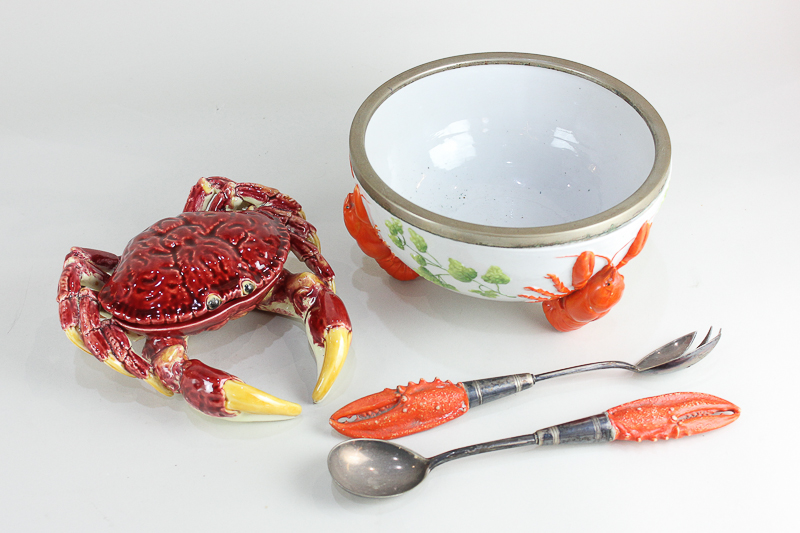 A metal mounted porcelain bowl decorated with three lobster shaped feet and sprays of foliage, 21.