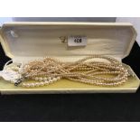 Costume Jewellery: Cultivated pearl necklace. 58 well matched pearls of approx. ¼ inch with a yellow