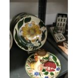 20th cent. Ceramics: Wade retro floral plates, c1960s, 10 x dinner, 2 x dessert. Plus a Wade gilt/