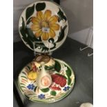 20th cent. Ceramics: Wade retro floral plates, c1960s, 10 x dinner, 2 x dessert. Plus a Wade gilt/