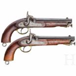 Ein paar Perkussionspistolen Sea-Service, Birmingham, 1870 und 1871Runde brünierte Läufe mit glatten