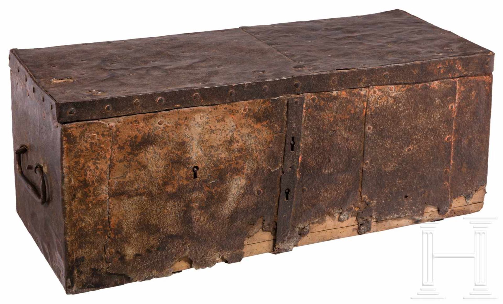 Eisenbeschlagene, hölzerne Kriegskasse, deutsch, 17. Jhdt.Rechteckiger Korpus aus schweren, ca. 3 cm