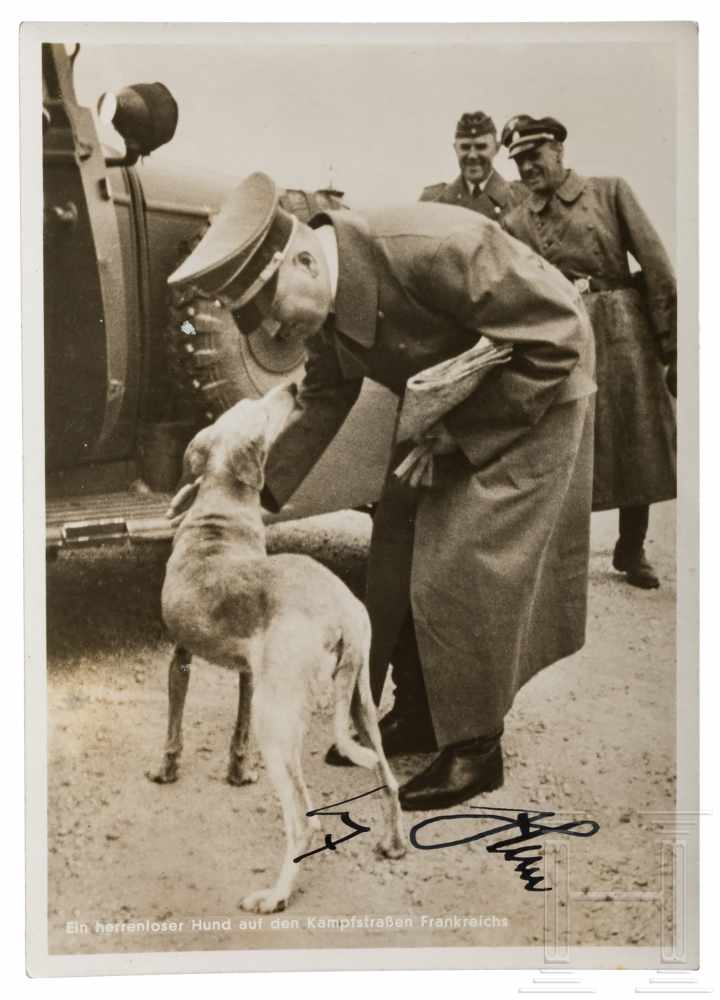 Adolf Hitler - eigenhändig signierte Hoffmann-Fotopostkarte "Ein herrenloser Hund auf den